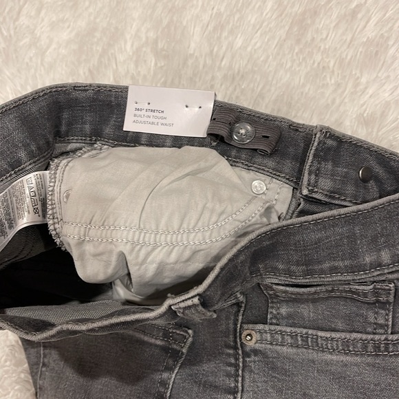 Old Navy High-Waisted O.G. Straight Built-In 360 Stretch Jeans - Picture 5 of 8